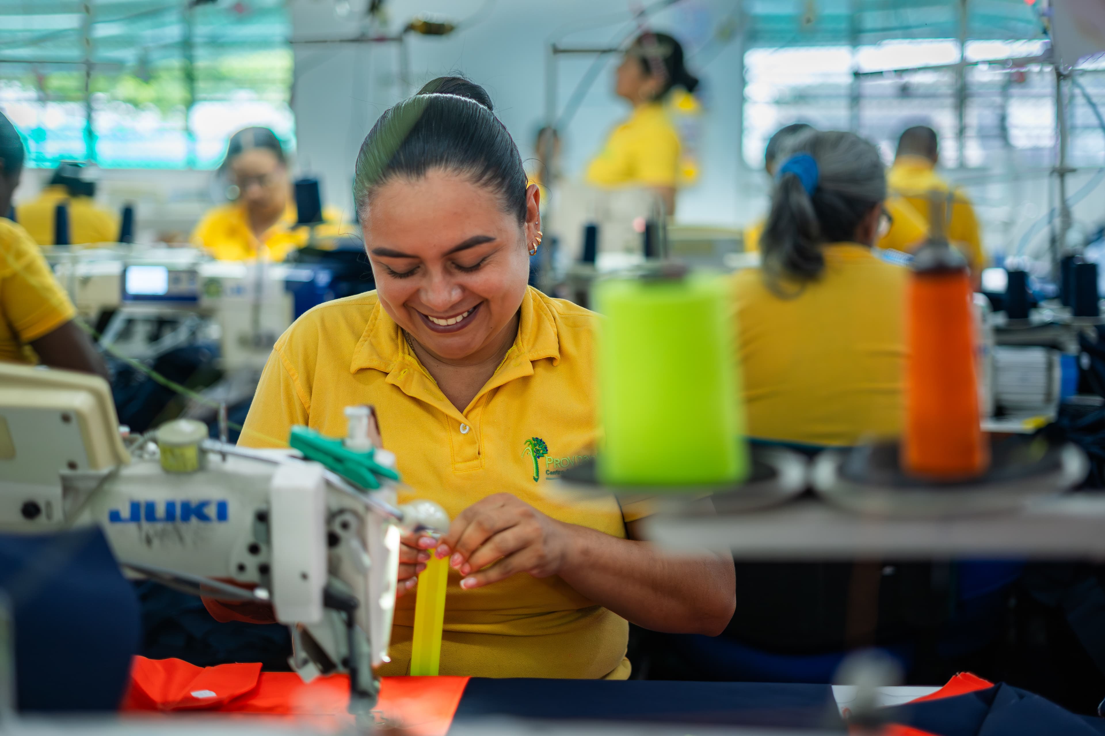 Operarias trabajando en máquinas de confección